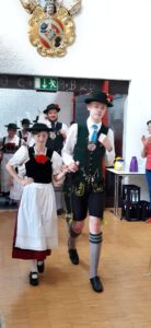 die Roaga-Jugend beim Einmarsch